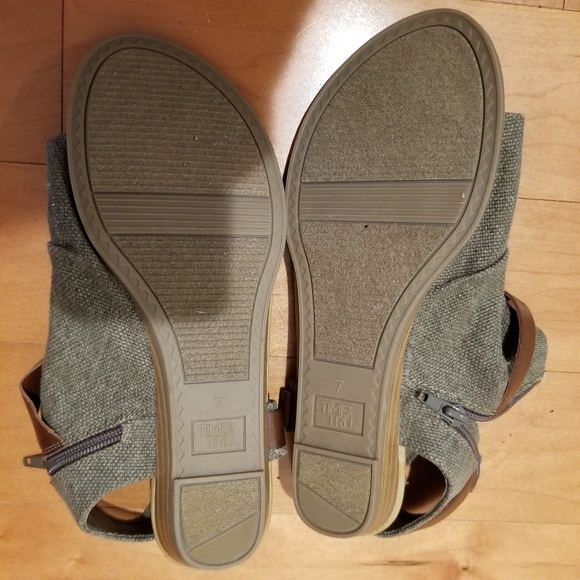 NWOT Stylish canvas covered zip up sandal … - Picture 8 of 8